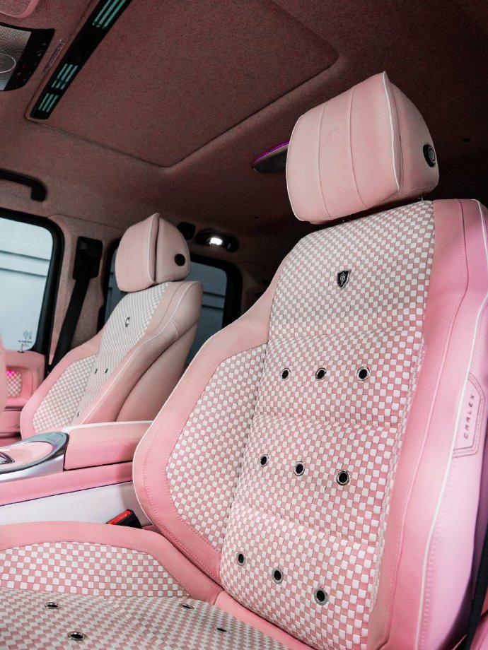 气场全开的大G来啦！硬朗方盒子造型自带高光buff。越野性能拉满，内饰奢华感也一