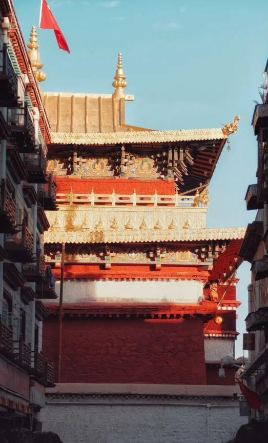 与三大寺相比，小昭寺的规模要小得多。不过，地方虽小，功能却全——小昭寺的喇嘛可以