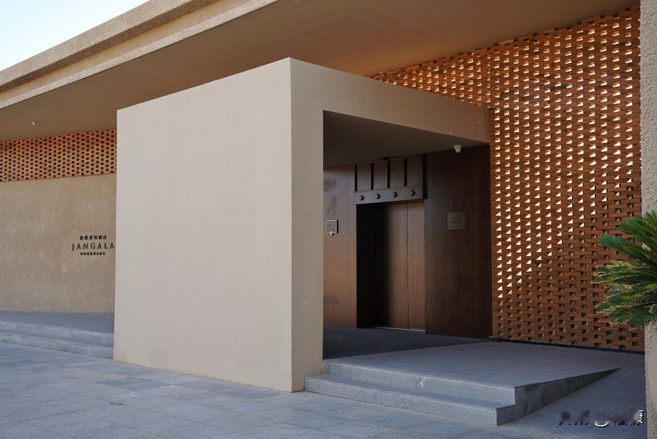 ​敦煌三家挂牌4000+的酒店：
​敦煌碧玥酒店（图1-3）
敦煌敢曼万达文华酒