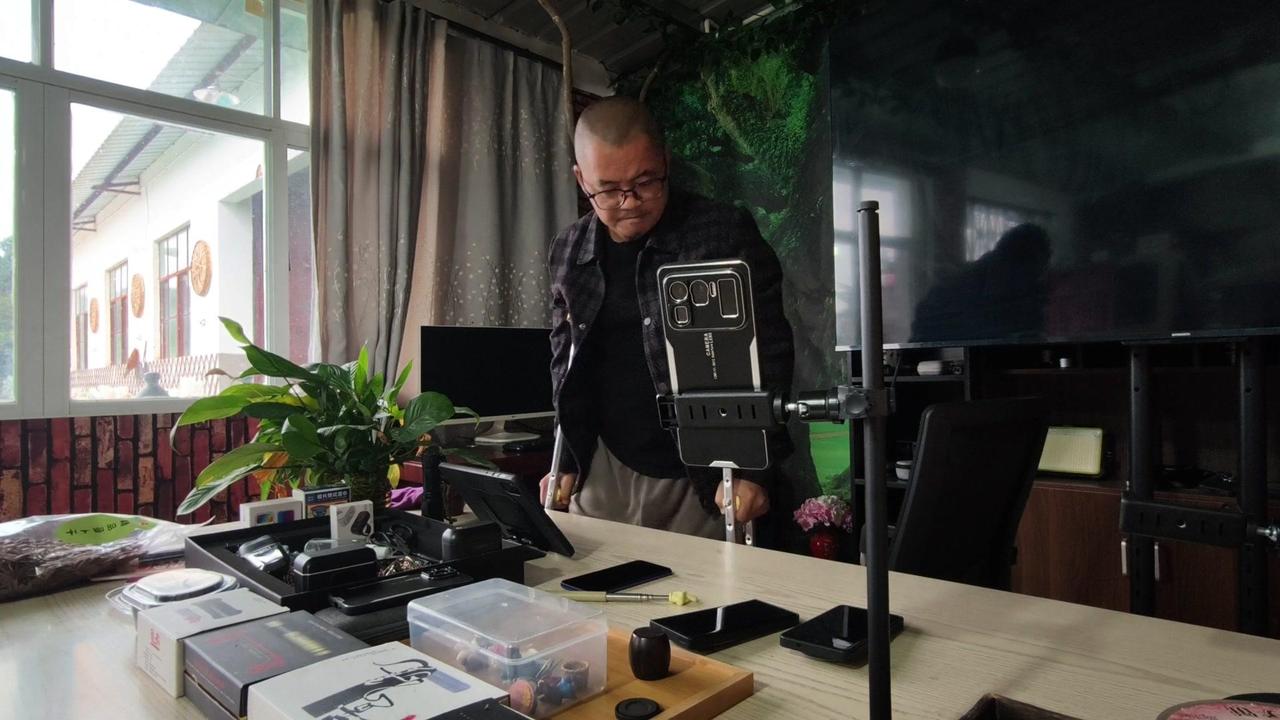 想拍会呼吸的云？试试这个构图公式！

长焦镜头拉近距离，3倍焦距刚好能把云朵的纹