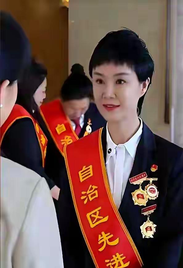 @星辰大海回音壁 ：如果谁没读过臧克家的经典力作《有的人》，那就抽时间好好读一读