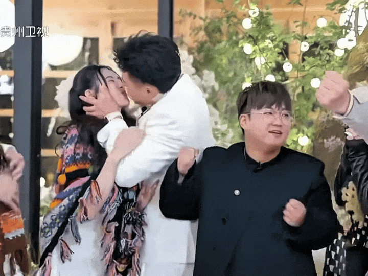 黄子韬徐艺洋cos陆依萍何书恒火车站接吻 ​​​