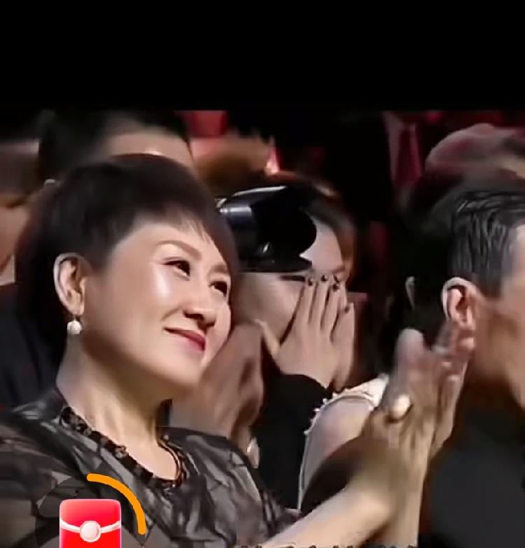 这是朱迅和尼格买提主持节目的视频截图。       他俩配合默契，字正腔圆，幽默