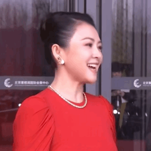 章子怡年度剧情电影女演员央妈对章子怡全肯定CMG中国电影盛典上，章子怡一身红裙惊