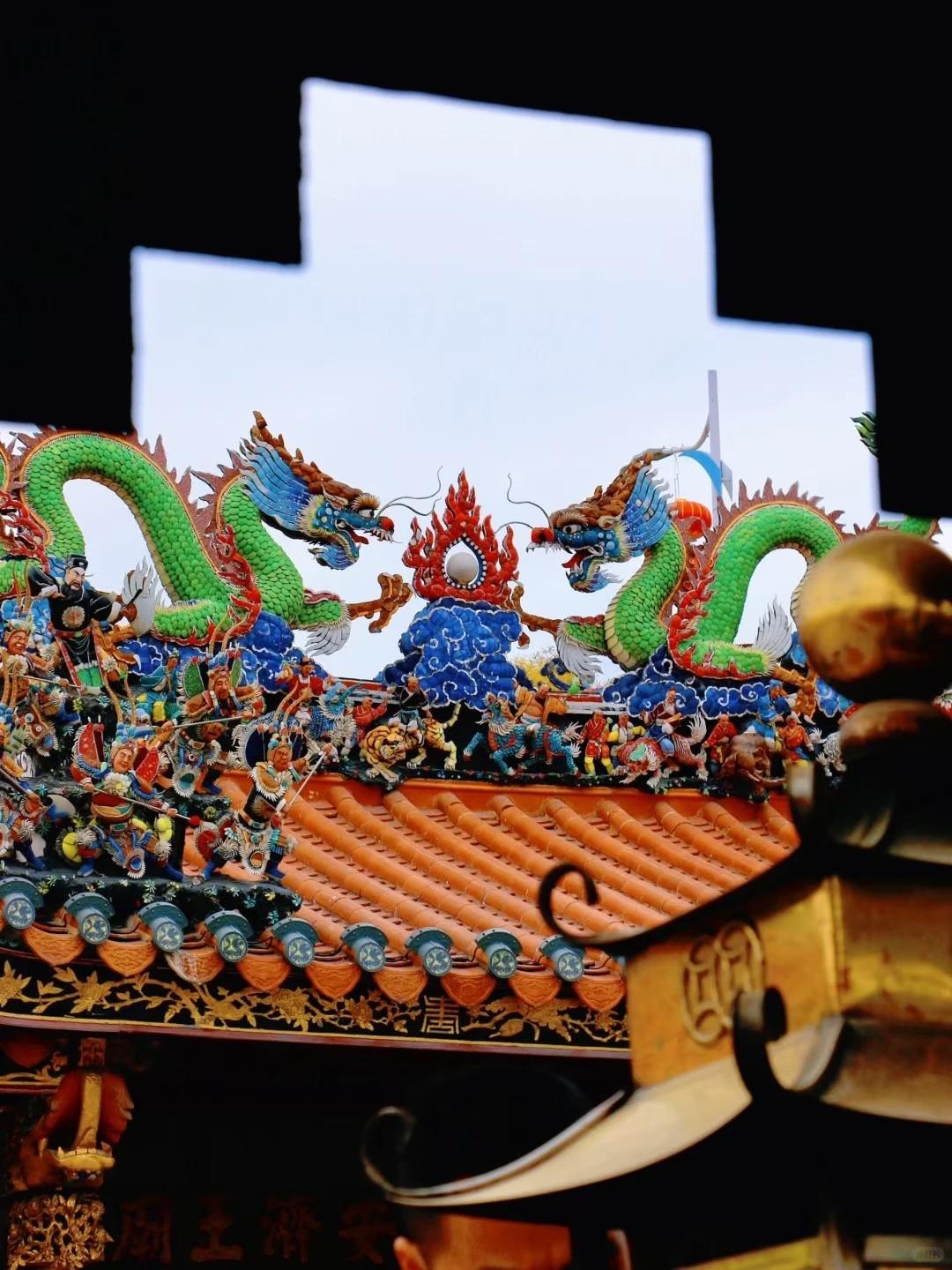 嵌瓷，屋顶上的潮汕闽南浪漫。碎瓷片拼成龙凤呈祥，色彩斑斓，千年不褪。也是闽粤地区