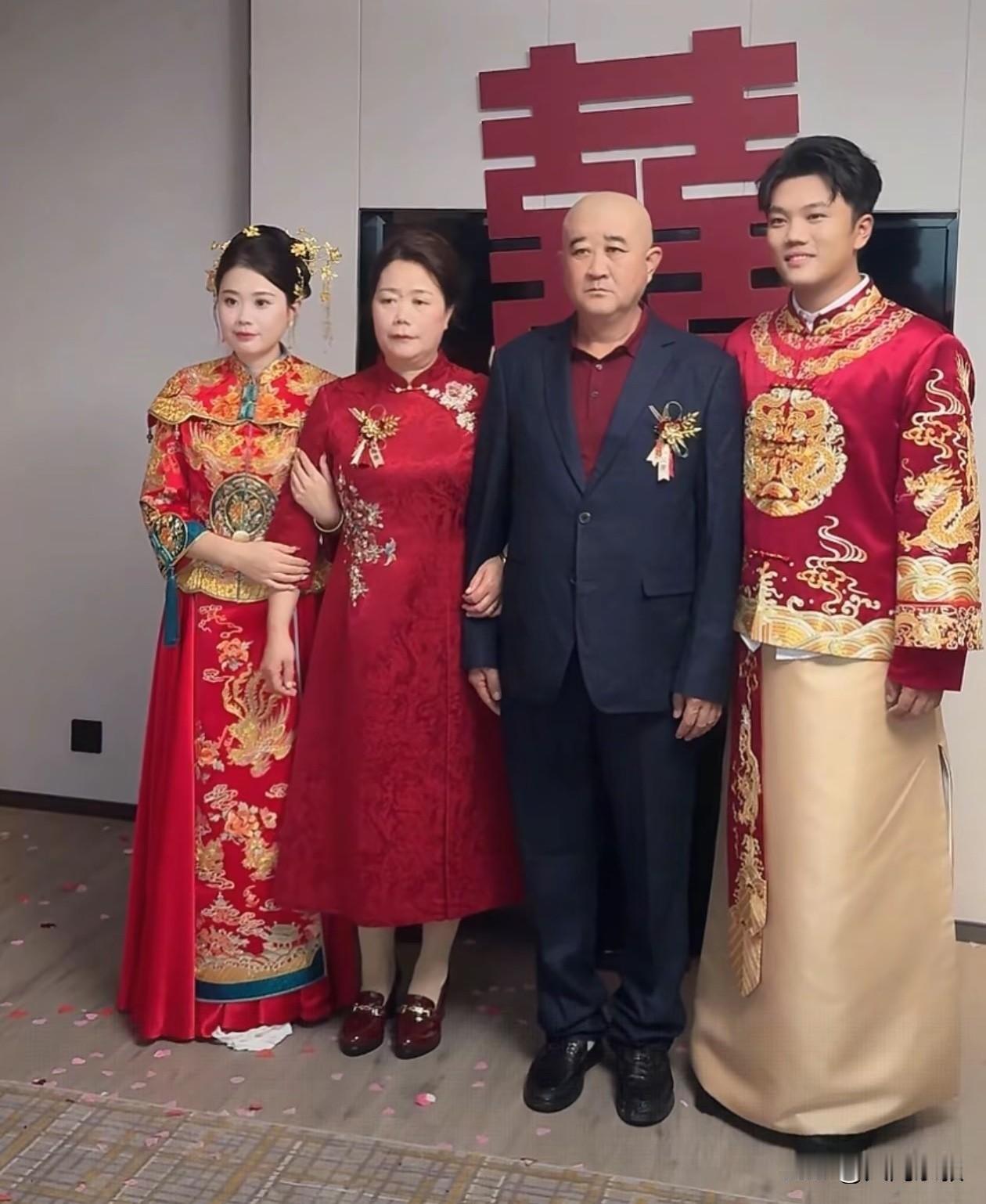 发现了个事
刷到解清帅的婚礼
俩妈妈全程黑脸无交流

以为只是一个小片段这种表情