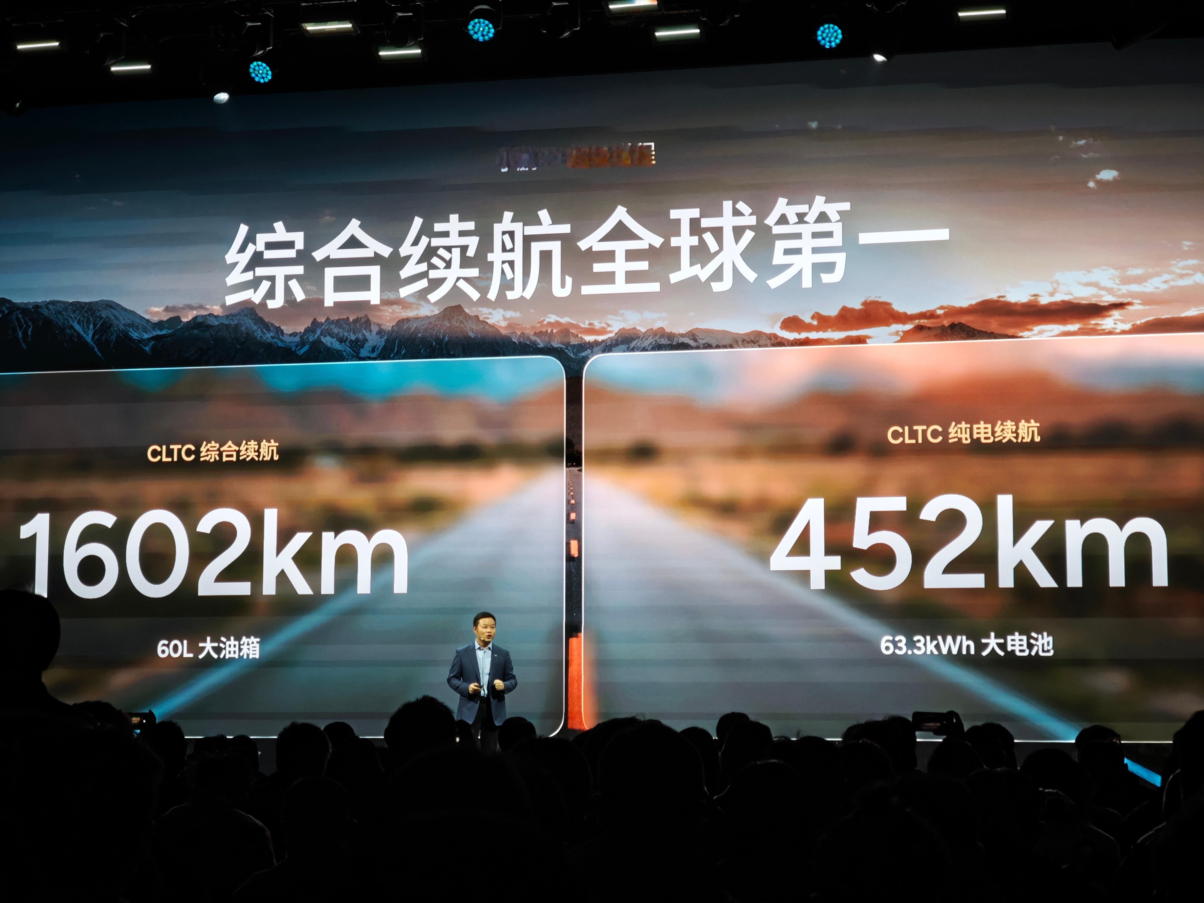 60L油箱+63.3度电池，确实顶…依稀记得宝马3系的油箱容量是60L，这一代的