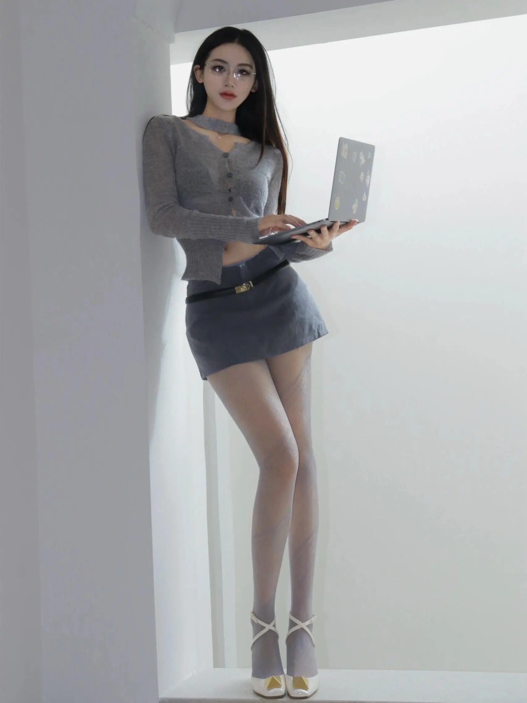 今日人设：冷静又性感的职场人💻 灰色系穿搭 | 清冷感拉满 眼镜一戴，谁也不爱