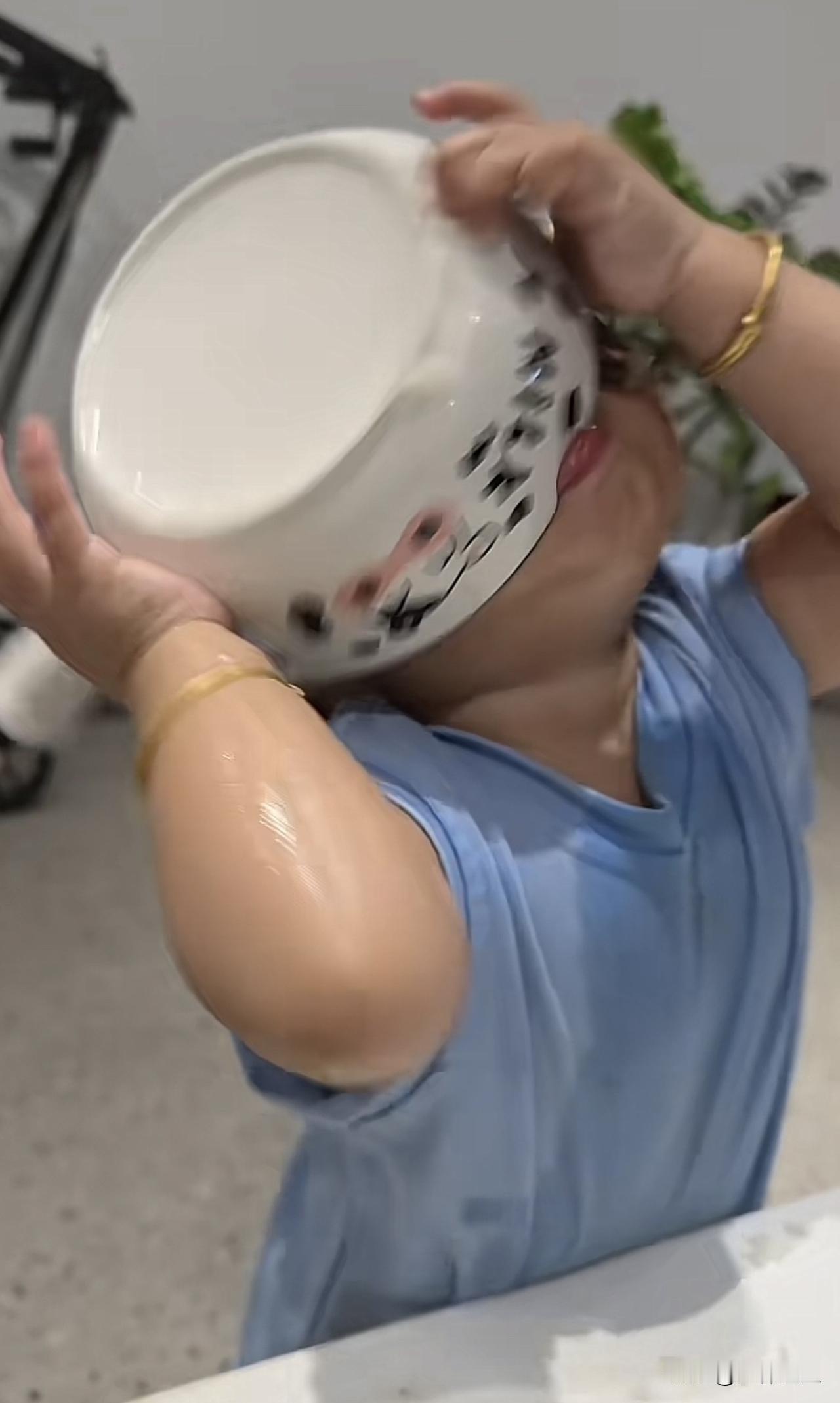 你不能错，我可以错。我错了，你不能指责我。

你看：大家遇到这类奇葩思维认知的人