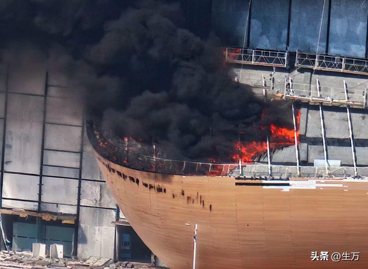 疑似三亚湾凤凰岛对面的歌剧院着火了！

就在刚才，有网友发的这个地方疑似燃烧起来