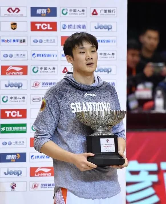 都说放下比坚持难？我呸！2018年4月9号那晚，丁彦雨航（25岁）捂着膝盖从杭州