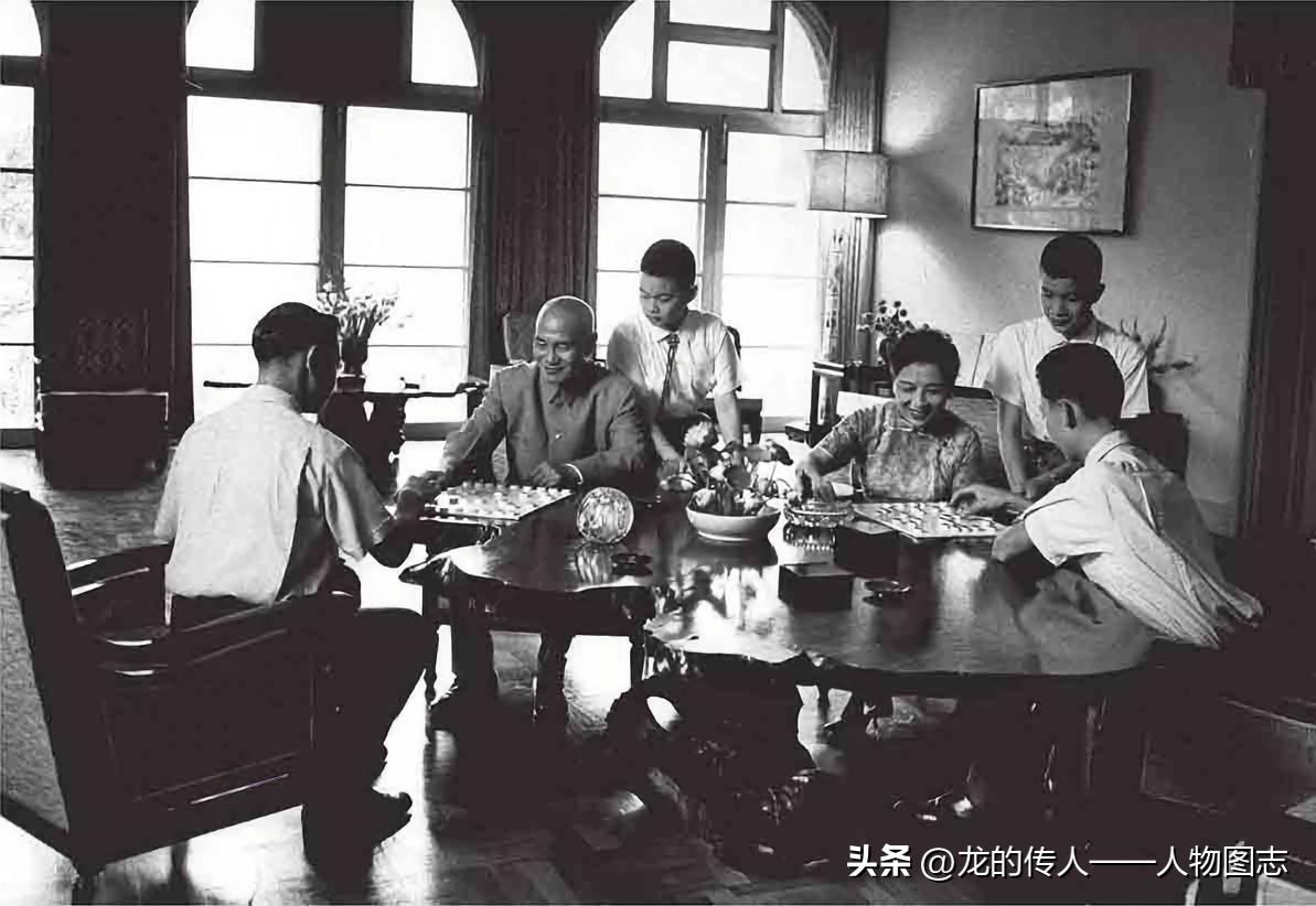 1961年9月1日，蒋介石与宋美龄同家人在家中弈棋