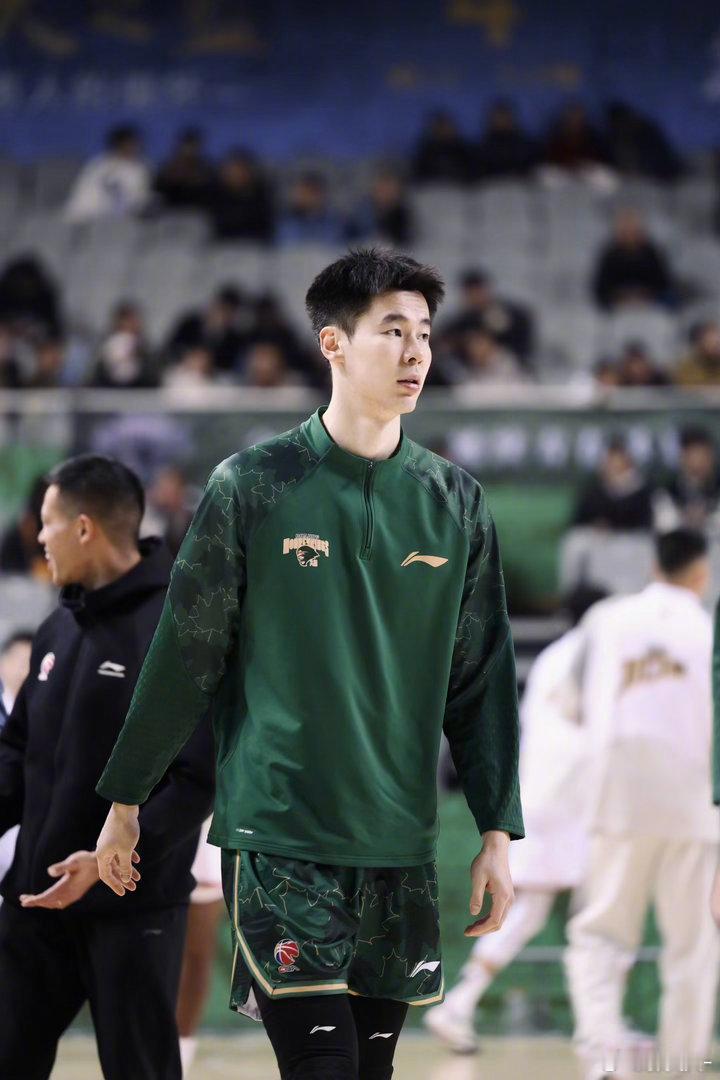 直播吧报道，同曦已给郭昊文开具了注销证明 ，支持郭昊文去参加NBA夏季联赛。郭昊