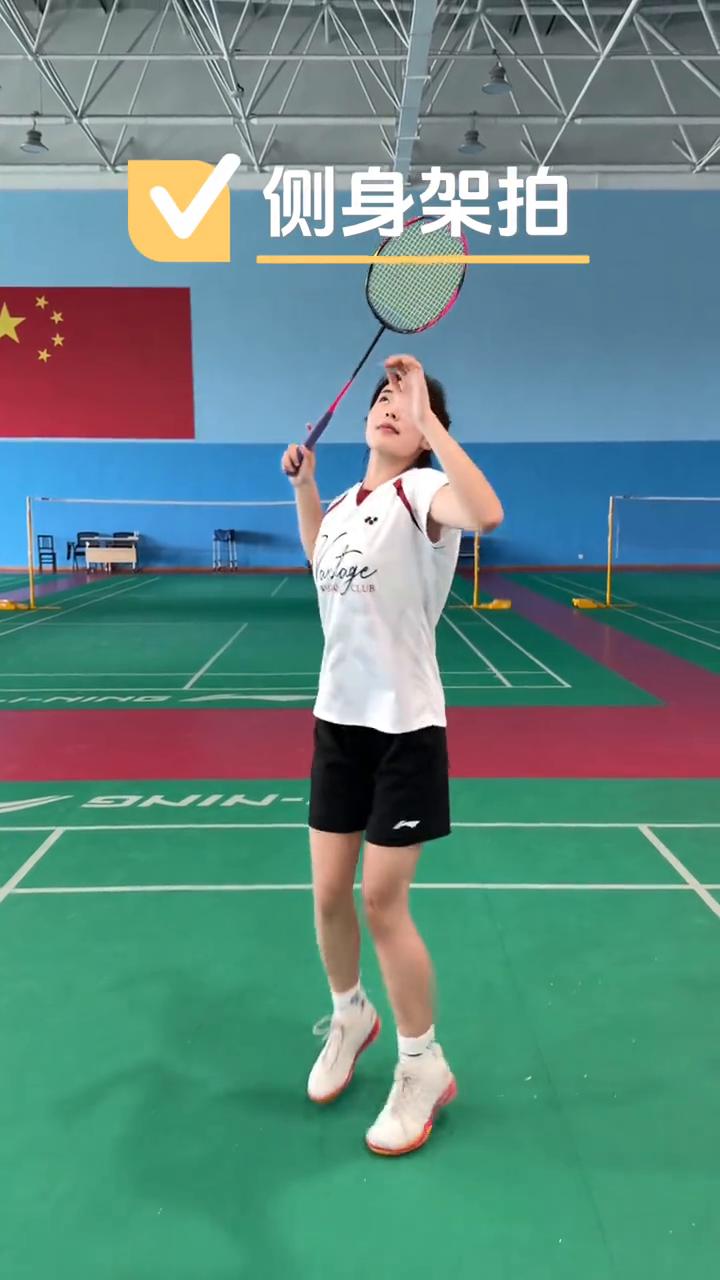 蹬转高远球慢动作解析。
正面视角，侧身架拍，并步，调整重心至右脚，右脚蹬地，左脚