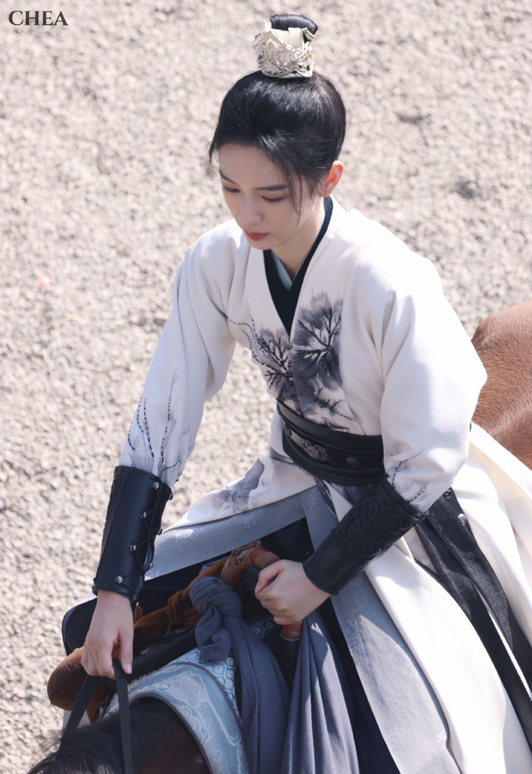#周也锦月如歌男装骑马路透#看到也也子男装照，我举手直接一句嗨老公！清秀的眉眼中