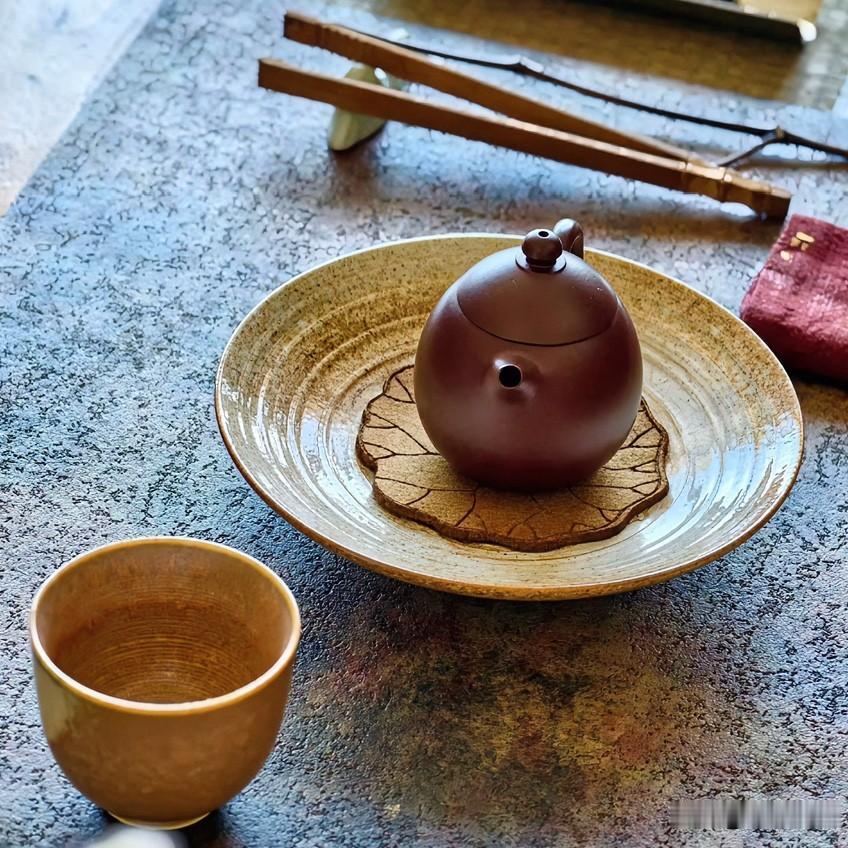 《独坐·醉中天》
独坐小窗前，茶烟绕鬓边。浓淡轮回意自玄，静处胜华筵。不羡金樽醴