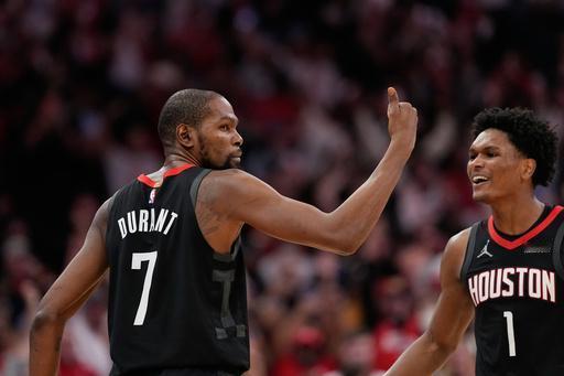 火箭这进攻看着是真辣眼睛，到第四节看起来就是阿门瞎打一个，然后伊森瞎打一个，而且