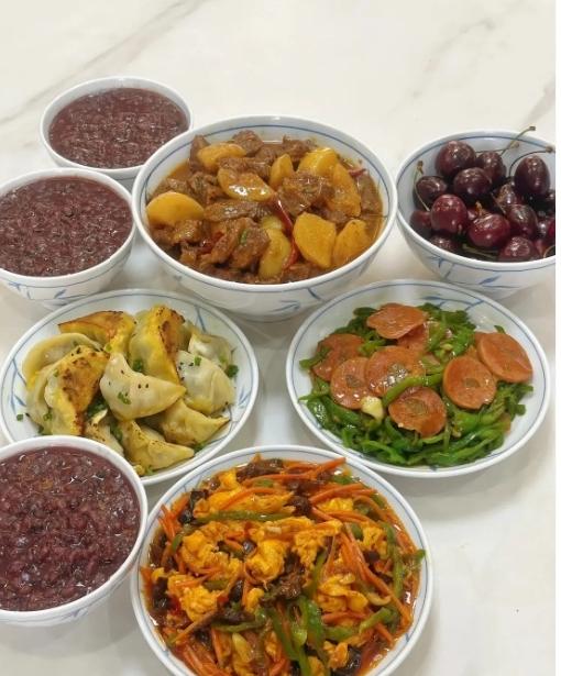 谁懂啊！看着一桌子家常菜，突然就想跟所有妈妈说句掏心窝子的话：别再把女儿养成“生