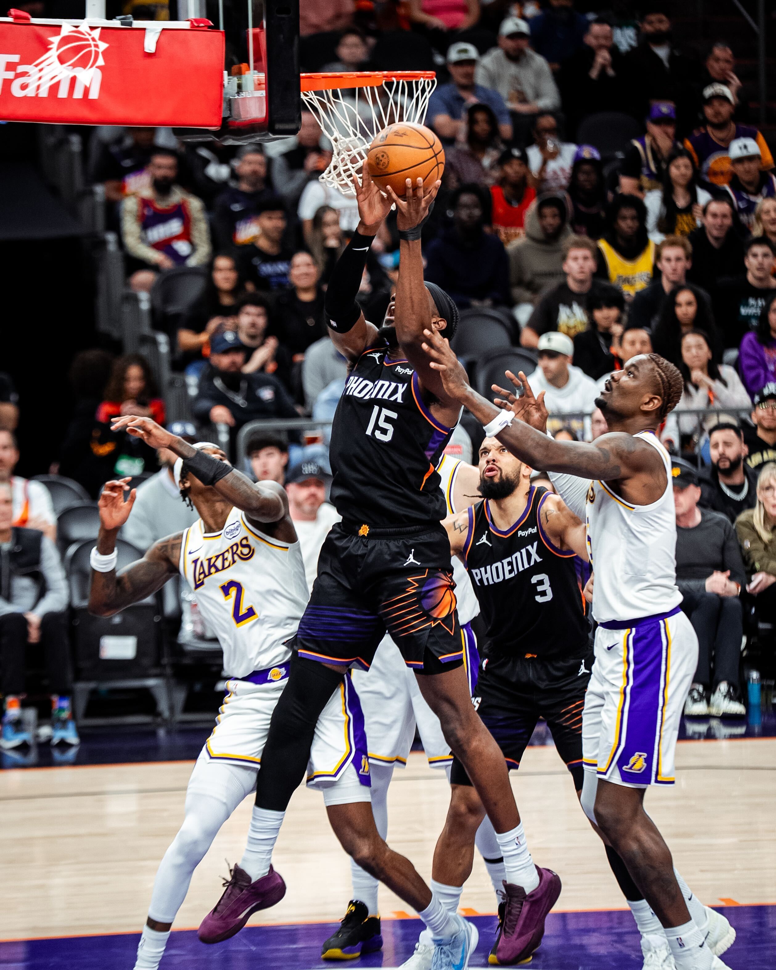 马威制霸篮下！！强顶艾顿打成2+1！布克随后反击面对对方两人防守抛投打进2+1！