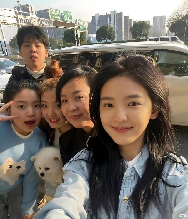 章若楠一家子，她是中了基因彩票那个吧。 
