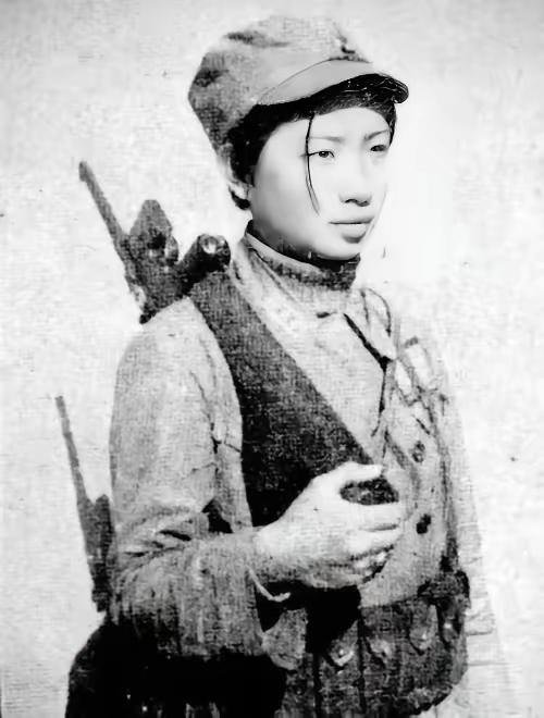 1939年冬，湖南衡阳，寒风像刀子一样割在脸上。黄埔军校招生处门口，一个39岁的