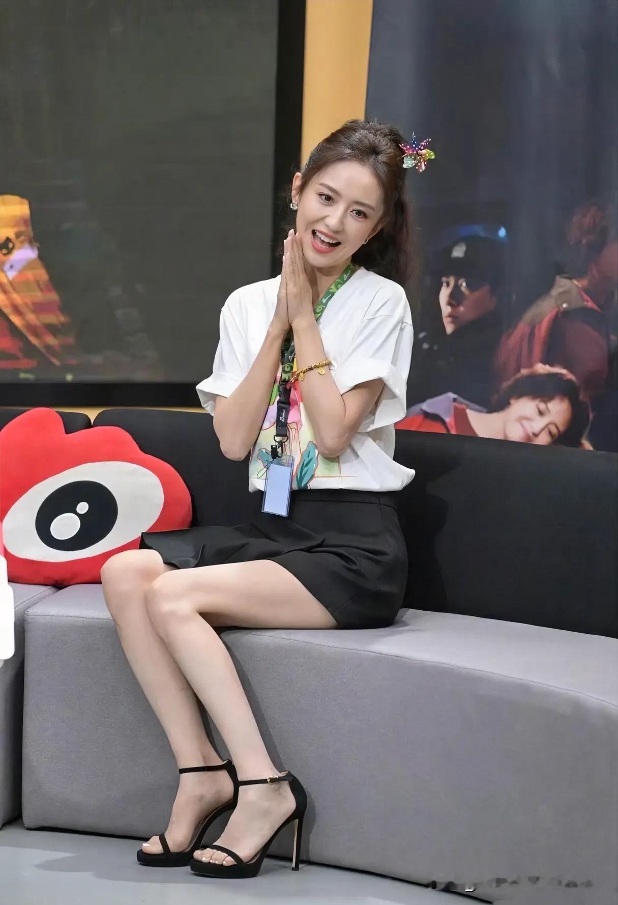 佟丽娅元气满满的一天，从微笑开始！😊✨