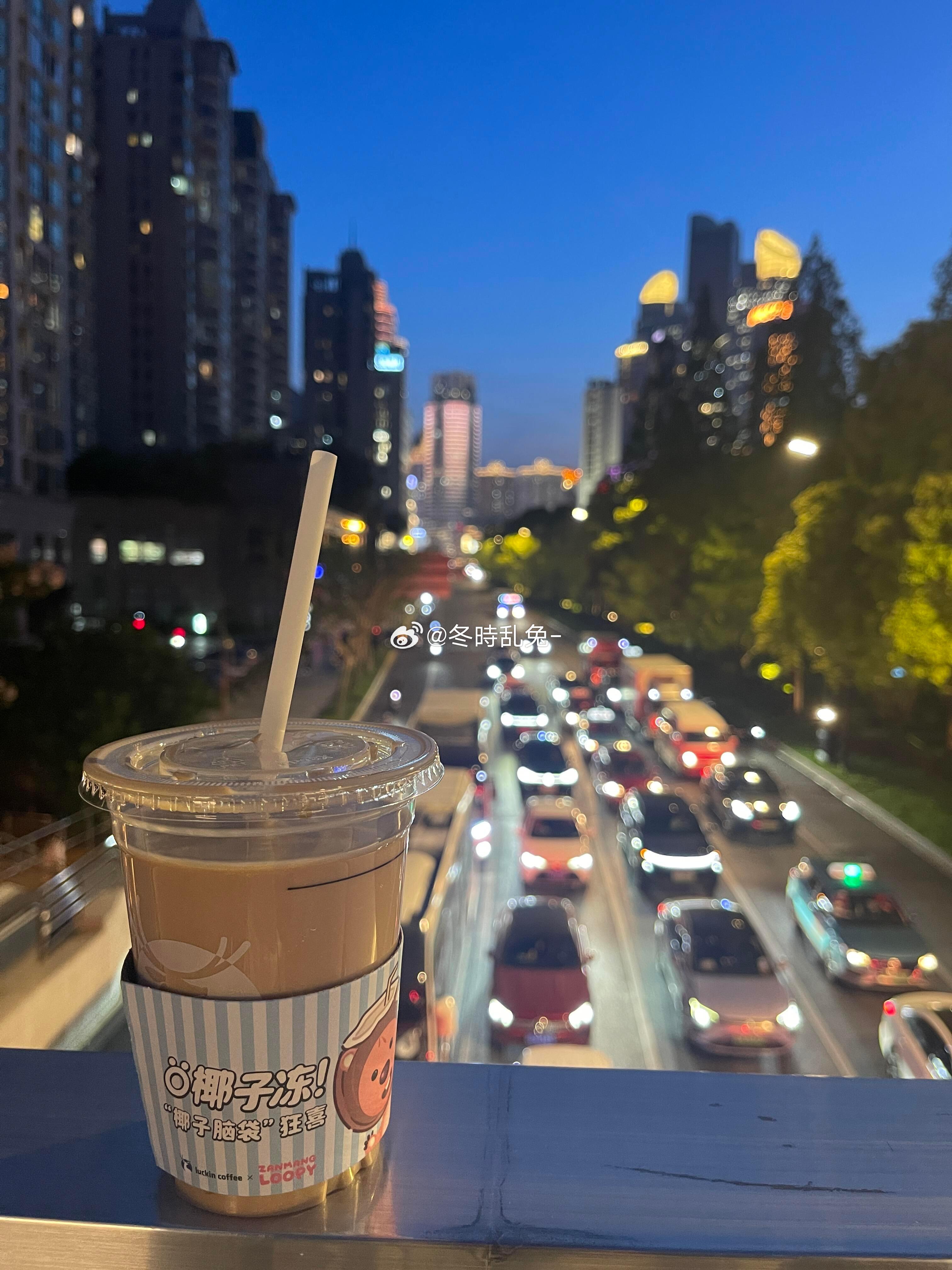 有晚风的夜晚和冰咖啡🌃 