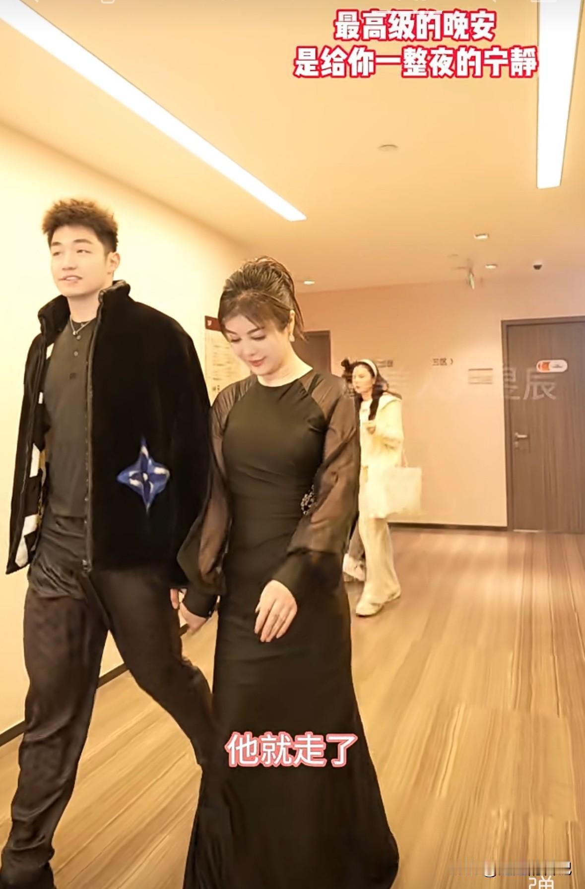 于文红说“任任把我哄睡着，他就走了”
任任说“她还要工作，我怕打呼噜影响她，况且