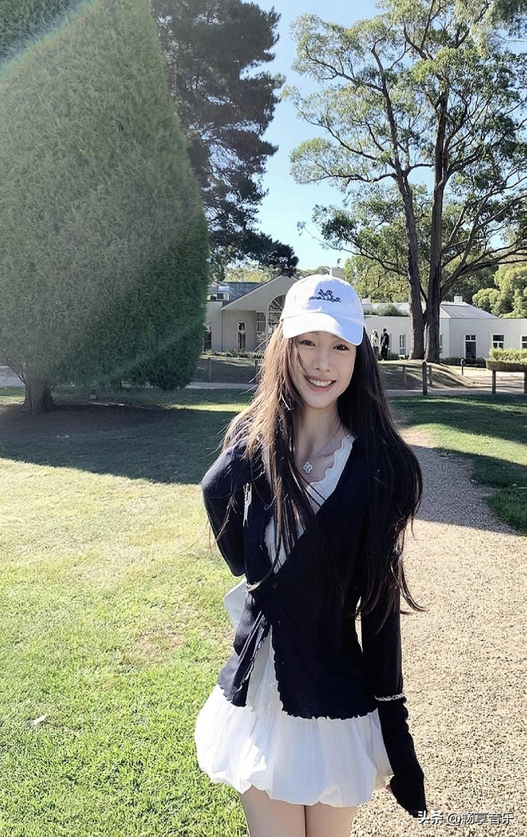 午后晴光软，
园风裹绿缠，
少女笑栖光斑里，
甜透半缕蝉。
 治愈系美景照分享 