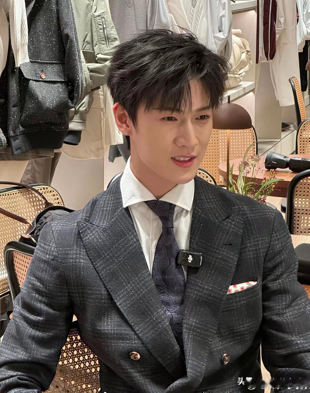 李昀锐笑容真的太治愈了，小林帅得不可方物，把这老头迷晕了​李昀锐来参加 Brun