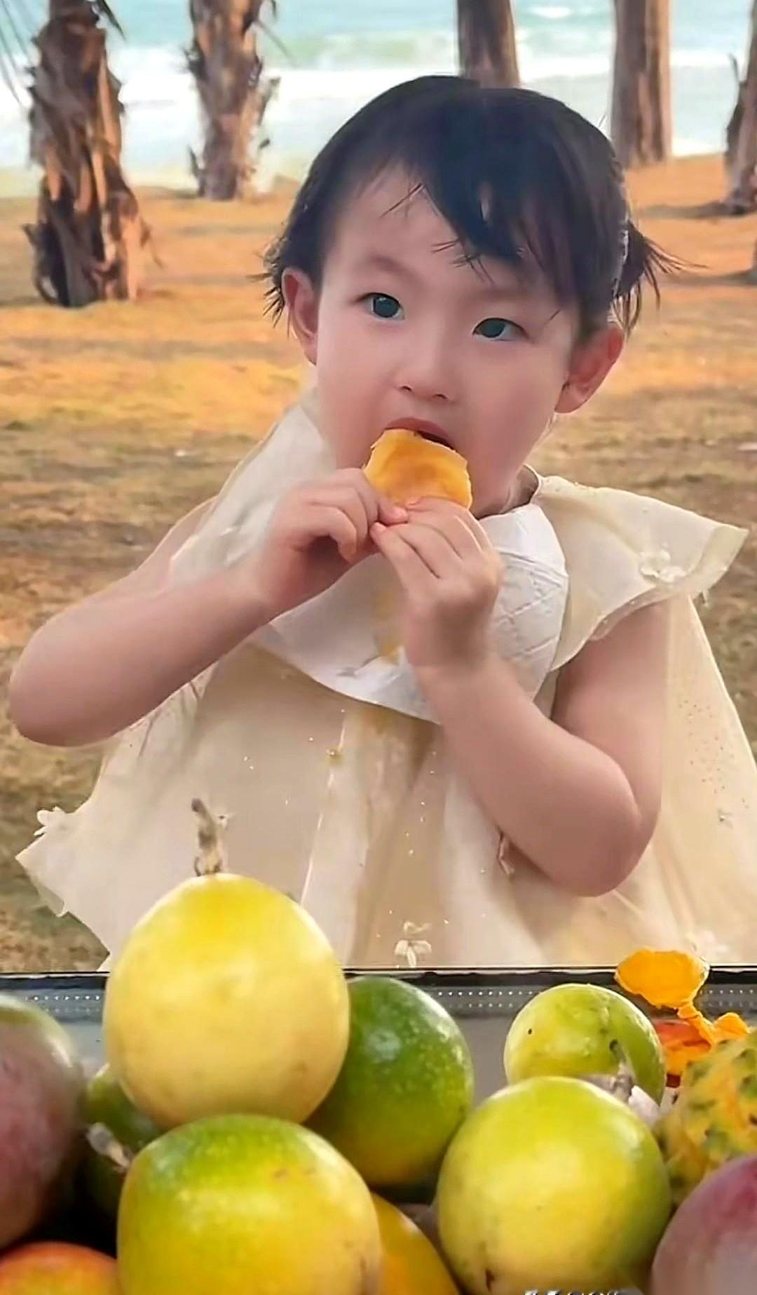 黄一鸣的镜头又对准了女儿。
海风吹过来，带着一股咸味。一个白净的小女孩，坐在沙滩