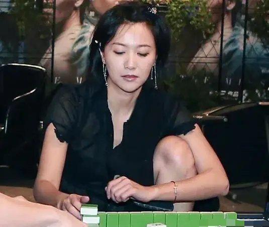 有人说徐静蕾是普信女，那在她那个圈中，当年能把毛笔字写成她那样的，能自己写博客写