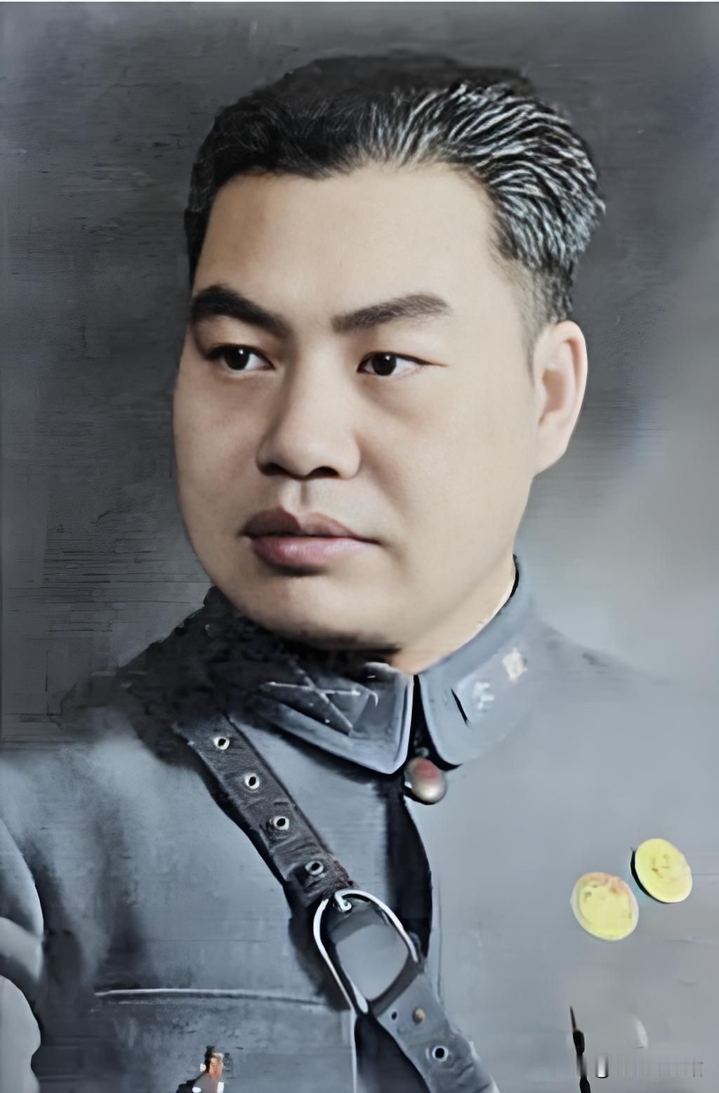 王甲本1901年生于云南富源行伍世家，1918年父母双亡，后经范石生介绍入云南陆