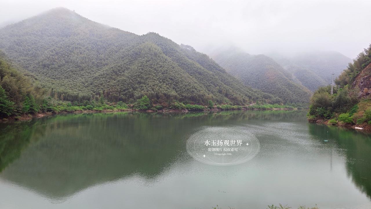 这次来安吉，没有往热门的景区挤，跟着本地朋友的指引，找到了罗家费水库。本来没抱太