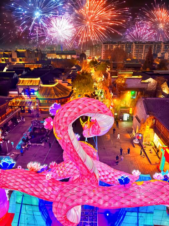 南京这次封神了‼️大粉蛇亮灯马上有1亿人来