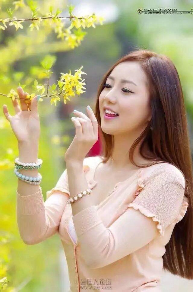 塞鸿秋·新春行
春心暗动晨钟叩，
欢颜映日霞光透。
飞鸟越云怜枯木，
新梧展叶迎