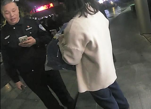 机智！快递在家门口被偷，她用一招抓到了人还拿回了东西