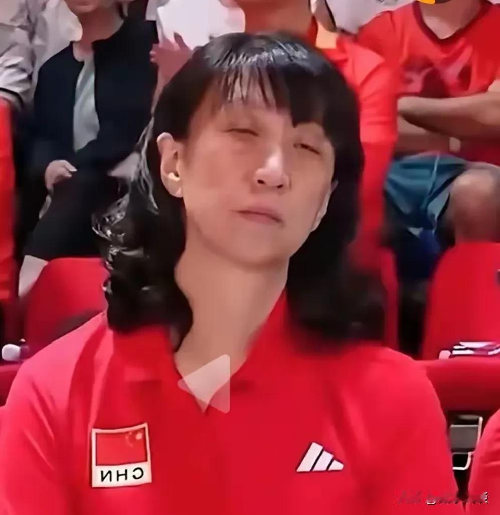 女排兵败世锦赛后，我发现了这四个问题：
1. 主教练赵勇感觉比前任还要不适合球队