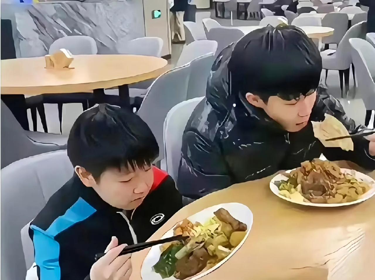 大头用左手吃饭莎莎用右手吃饭这画面看着太和谐了吃饭不会打架了