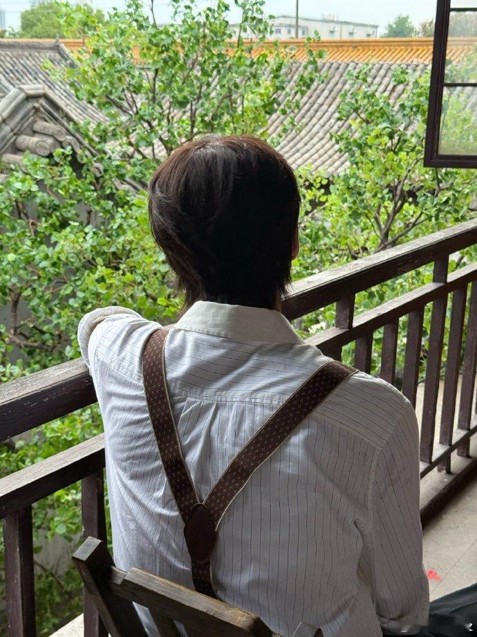 张凌赫白月光慕容医生 阳台、书房多场景抓拍各有韵味，一身白大褂勾勒挺拔身姿，慕容