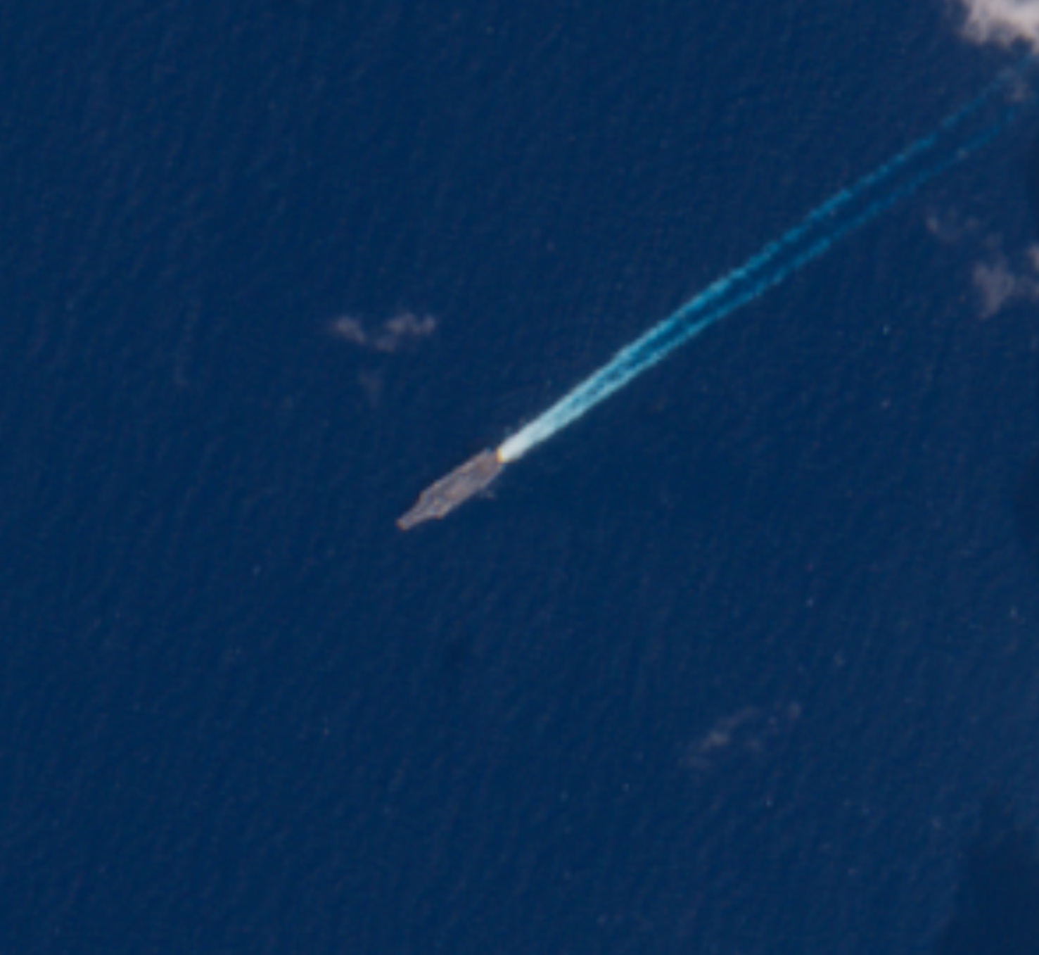 11月1号的卫星图像显示，美国海军福特号航母(CVN-78)离开爱奥尼...