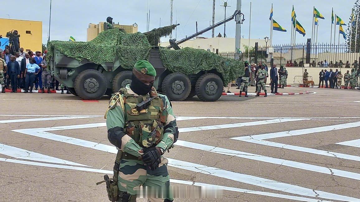 烽火问鼎计划中国军贸走出去 加蓬军队装备的中国造VN-1型步战车 