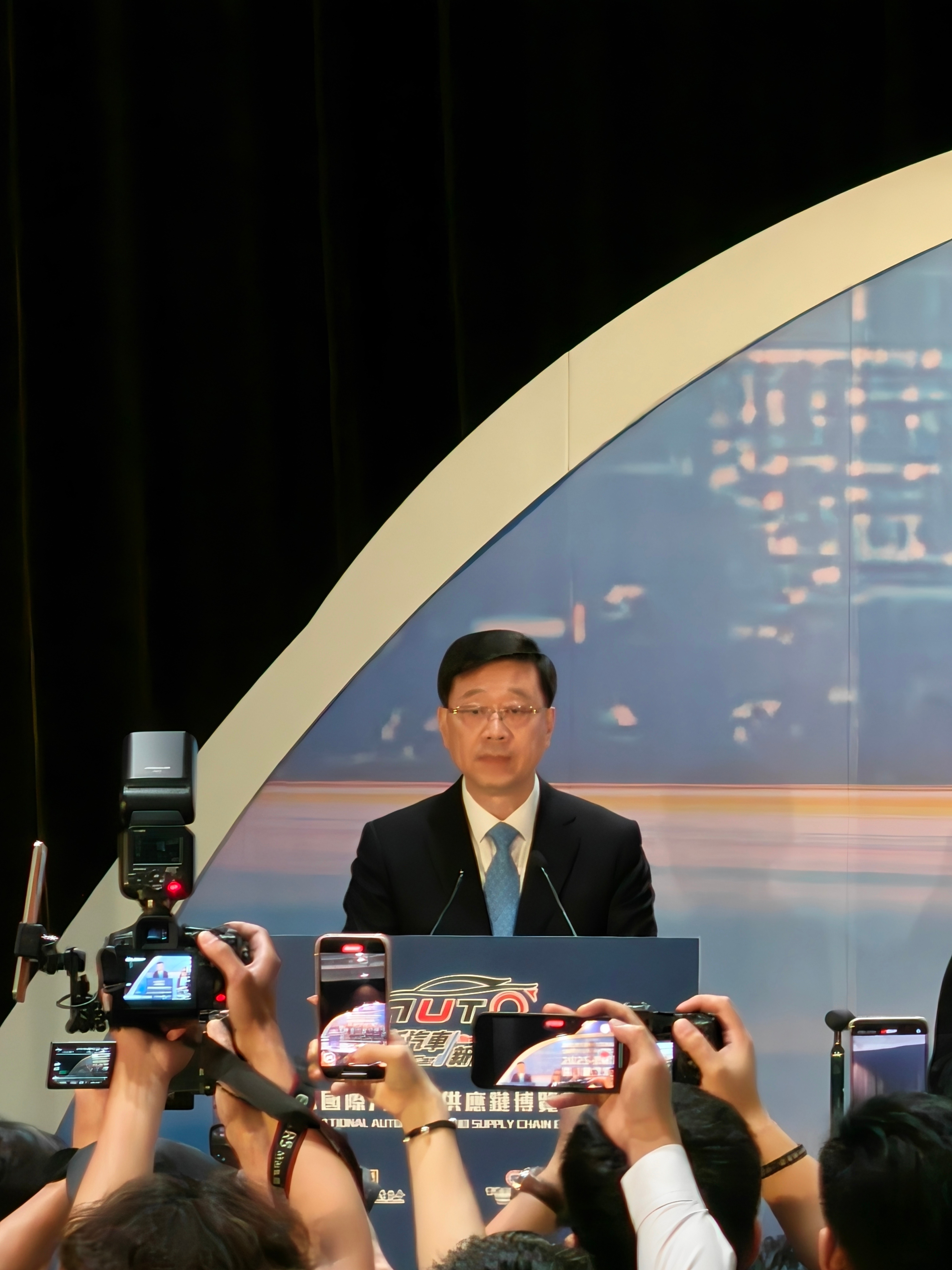 2025香港车博会 香港车博会上，香港特首专门介绍了香港资本市场对于内地企业的优