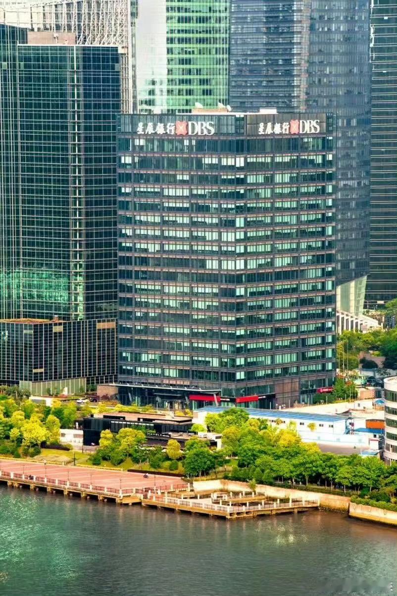 拼多多在上海陆家嘴买了一栋楼继布局雄安、购置办公楼之后，拼多多再落子上海陆家嘴。