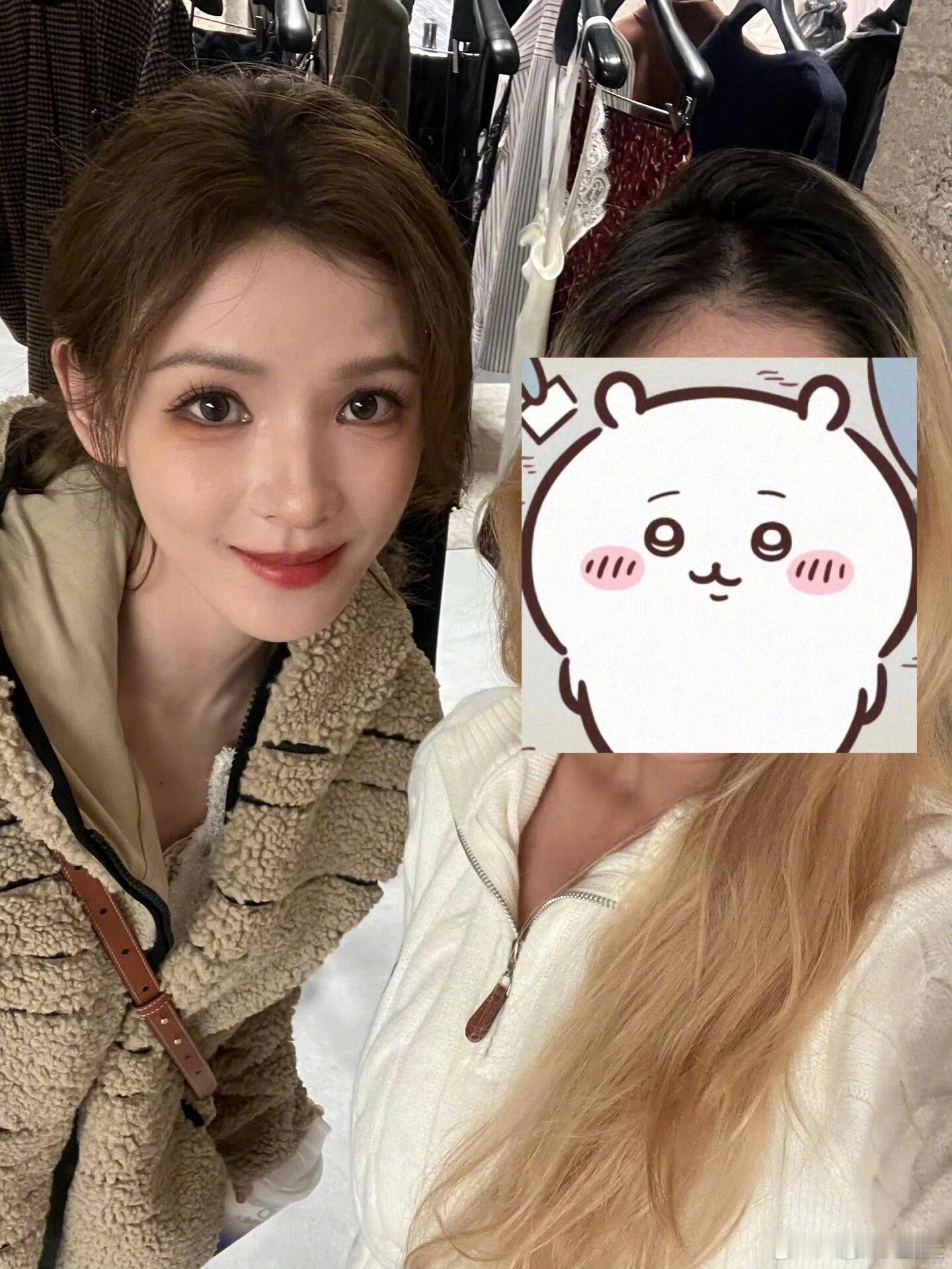 巴黎偶遇张予曦 网友偶遇巴黎逛街的张予曦，金色裙子真的好美啊，这一身衣服看起来闪