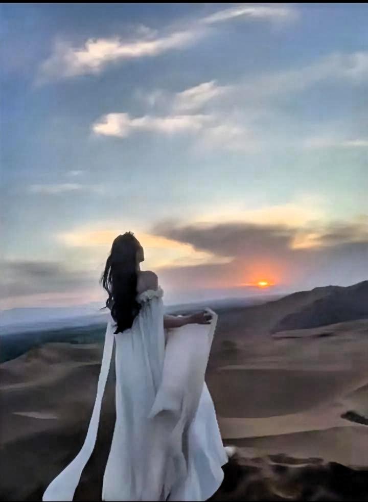 沙漠白云浮动日落，白裙丝滑飘逸，静享傍晚美的时光沙漠拍照裙子 沙漠人像照