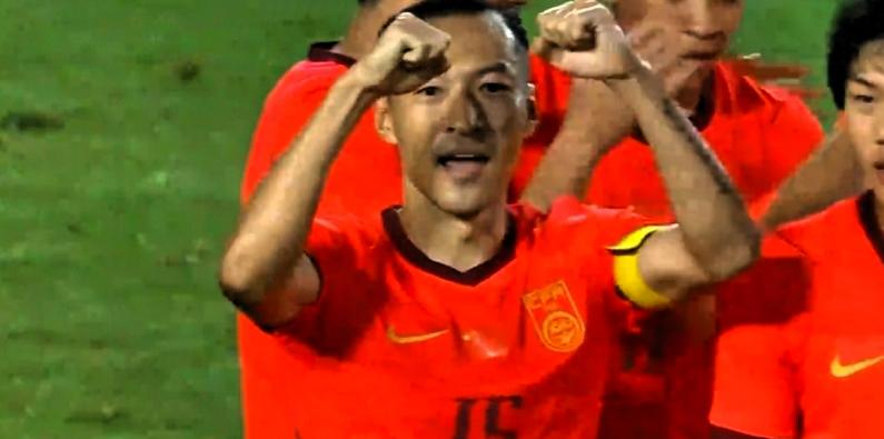 中国2:1险胜朝鲜，取得开门红。

0:1落后，2:1逆转，还是得靠老将啊！吴曦