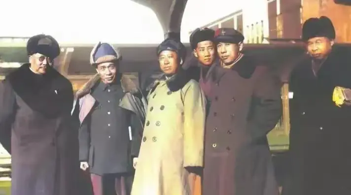 这张照片拍摄于1949年，毛主席要出访苏联，将领们给毛主席在满州里送行...