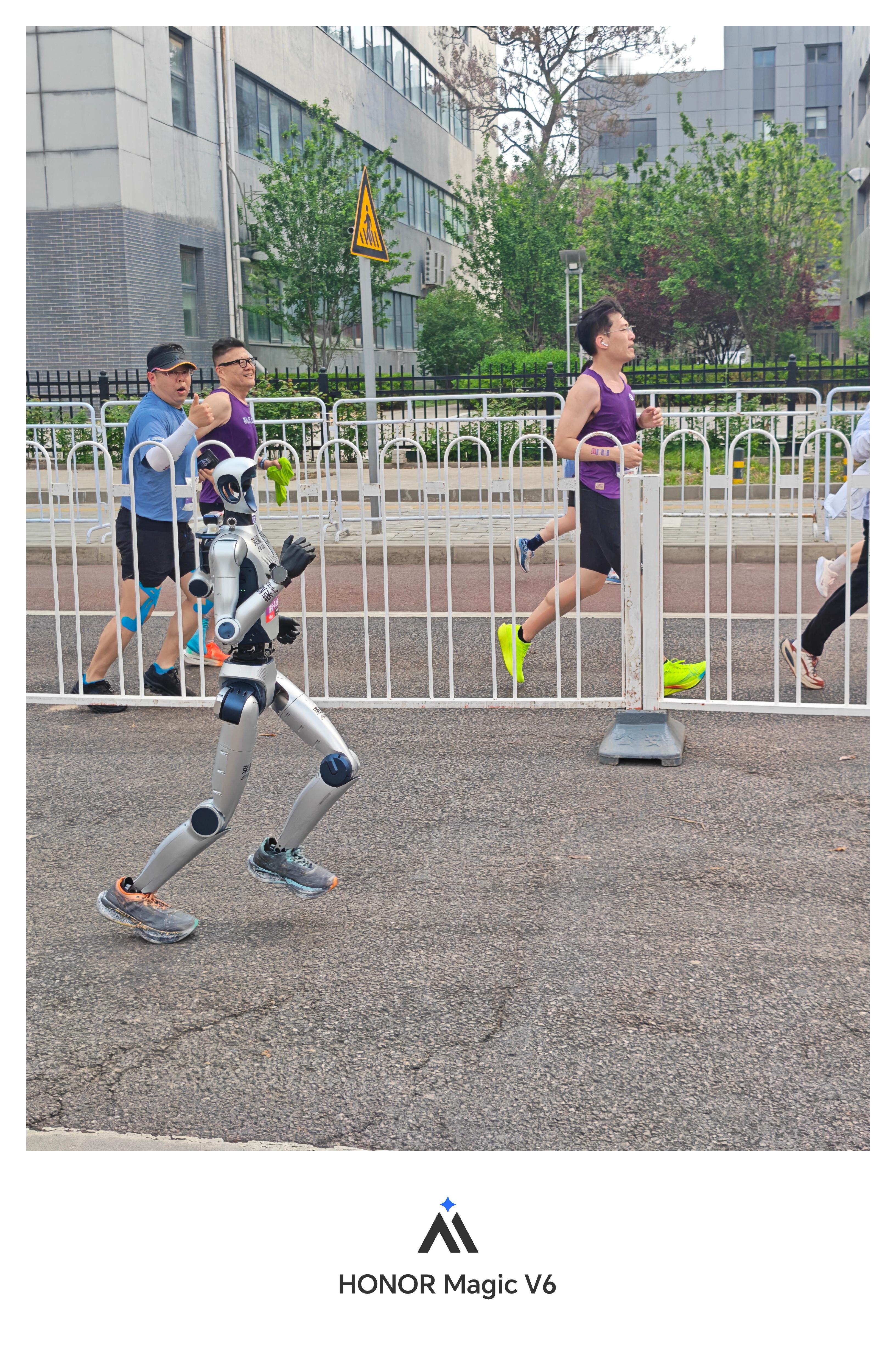 荣耀机器人打破人类半马纪录荣耀“闪电”夺冠！人机竞速时代来了？今天早上被荣耀自研