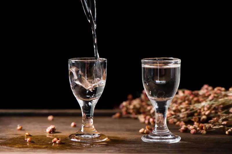 业绩好的证券要打压，
业绩变差白酒要拉升。
所谓利好利空出尽。
证券今天依然半死